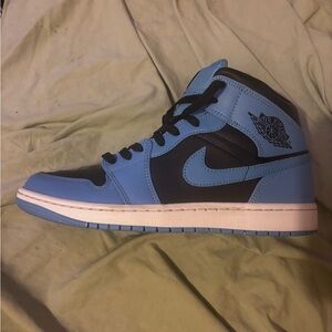 Jordan Men's Blue and Black Sneakers
